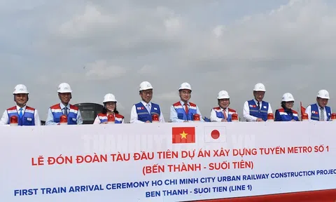 TPHCM đón đoàn tàu đầu tiên tuyến metro Bến Thành - Suối Tiên